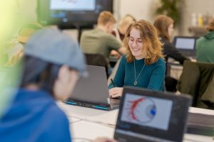 Studenten zijn bezig met het maken van een animatie