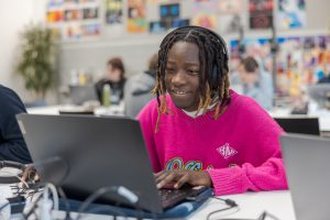Student bewerkt een video.