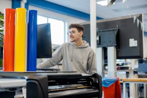 Student werkt aan een ontwerp op de computer