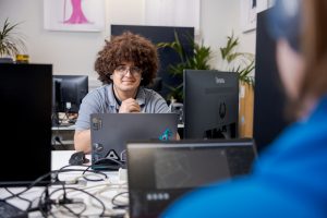 Student test een zelfgebouwde game op het scherm