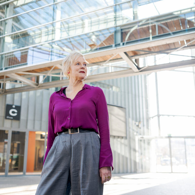 Collega in het atrium