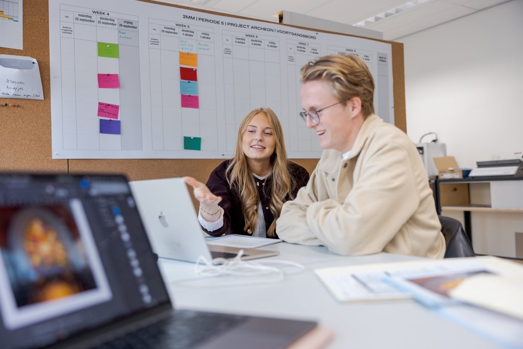 Twee studenten werken aan een projectplan