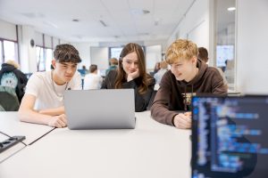 Studenten werken samen aan een softwareproject