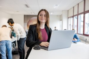 Student test een zelfgebouwde game op de laptop