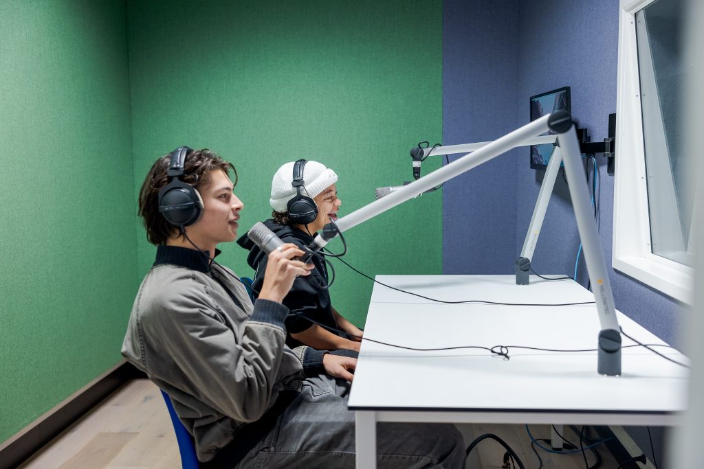 Twee studenten in de geluidsstudio