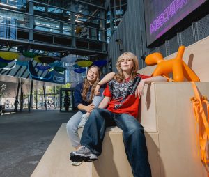 Studenten chillen samen in het atrium