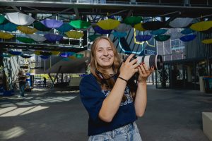 Student stelt een lichtopstelling in