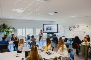 Studenten krijgen les in beeldbewerking