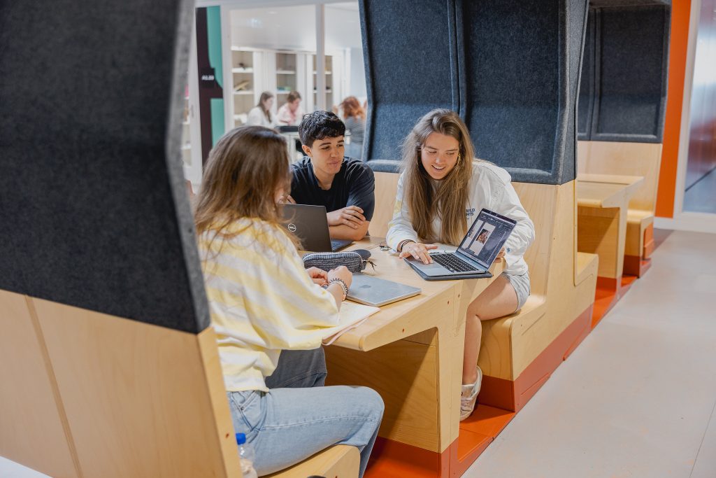 Student presenteert plan aan mede-studenten