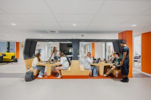 Studenten werken samen in de treinzitjes aan de Vondellaan