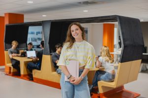 Student staat in de gang van de school