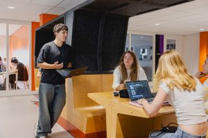 Studenten zijn aan het overleggen aan de Vondellaan
