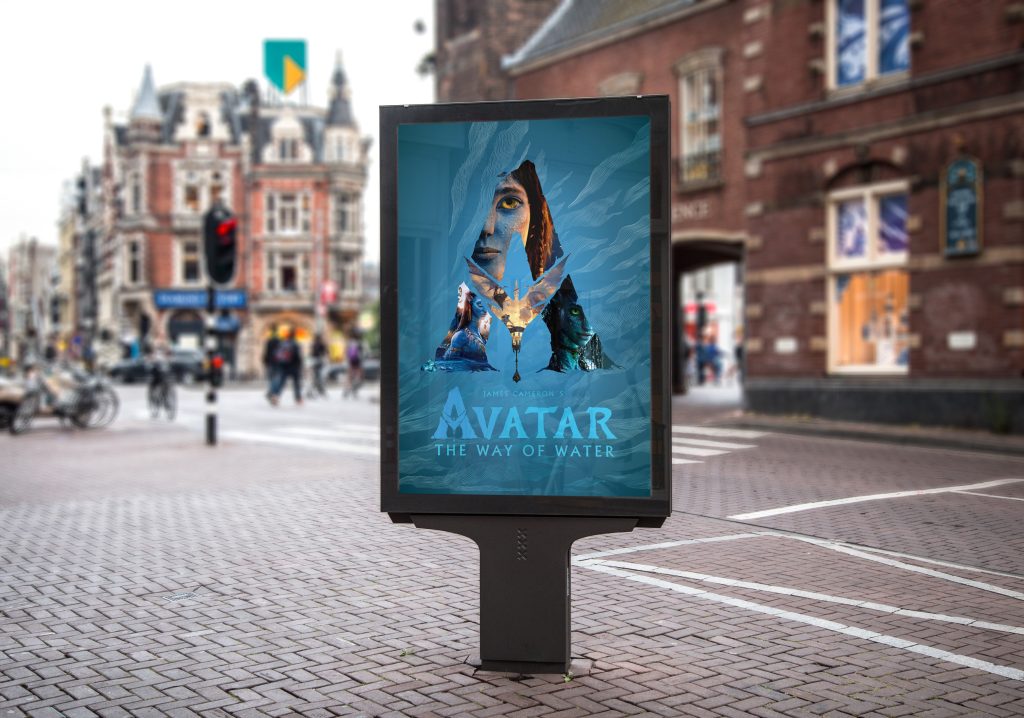 Ontwerp van een abri-poster op een mock-up gemaakt door Linn Meijer van de opleiding Allround Mediamaker.