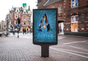 Ontwerp van een abri-poster op een mock-up gemaakt door Linn Meijer van de opleiding Allround Mediamaker.