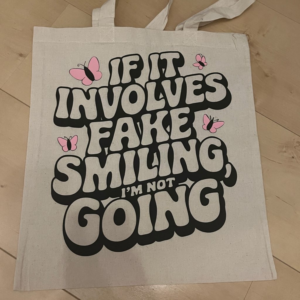 Tas ontworpen door student Linn met een zeefdruktechniek tijdens een project binnen de opleiding Mediamaker
