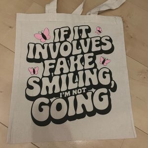 Tas ontworpen door student Linn met een zeefdruktechniek tijdens een project binnen de opleiding Mediamaker