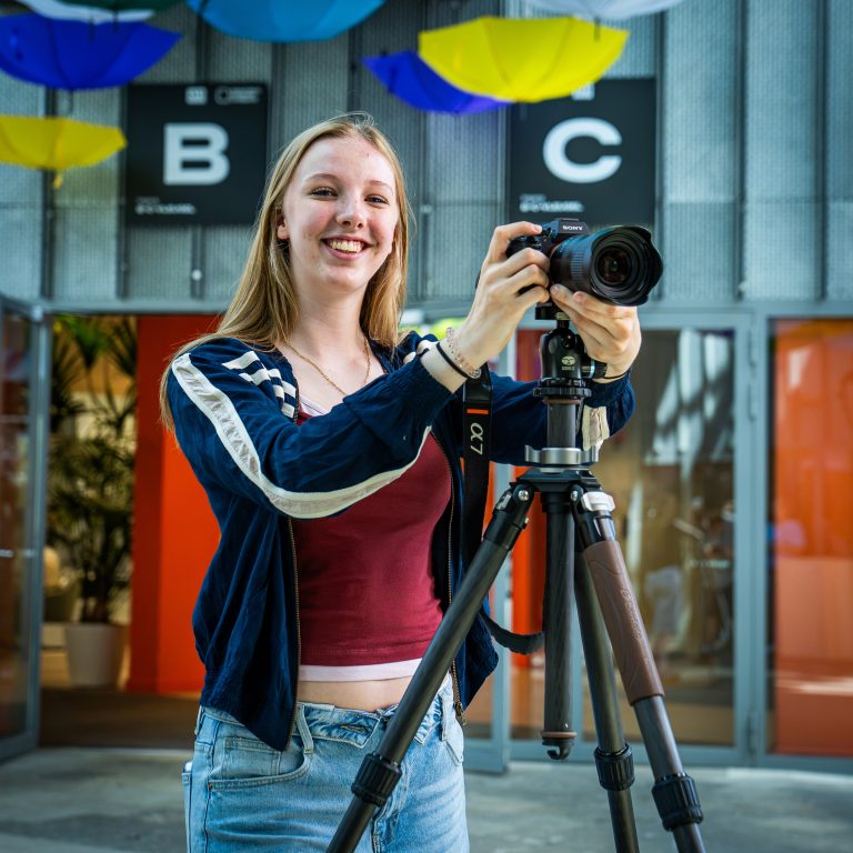 Student fotografeert in het atrium