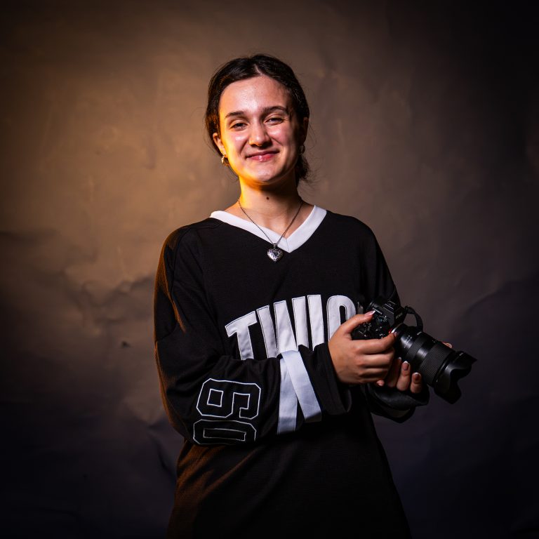 Student maakt een portretfoto van een medestudent