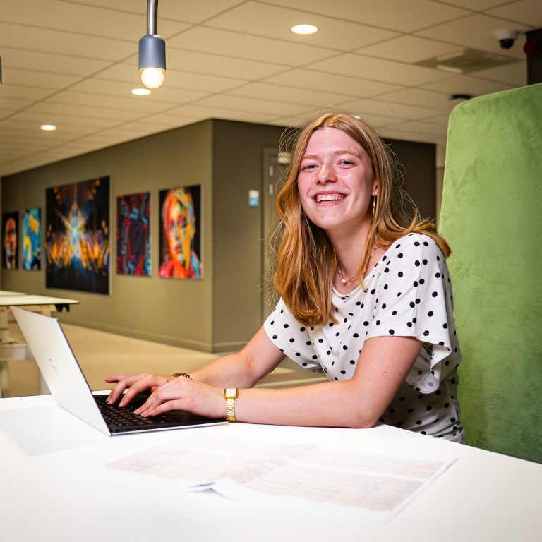 Student werkt aan een offerte op een laptop