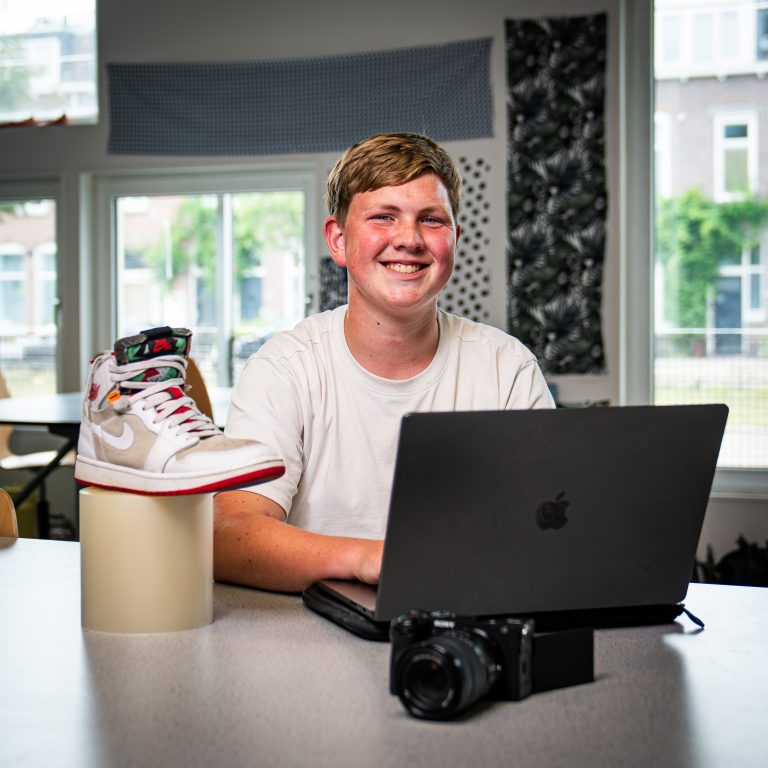 Student maakt content voor een webshop