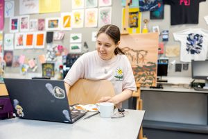 Student werkt aan een kunstwerk op groot formaat