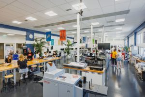 Studenten Mediamaker aan het werk in de werkplaats