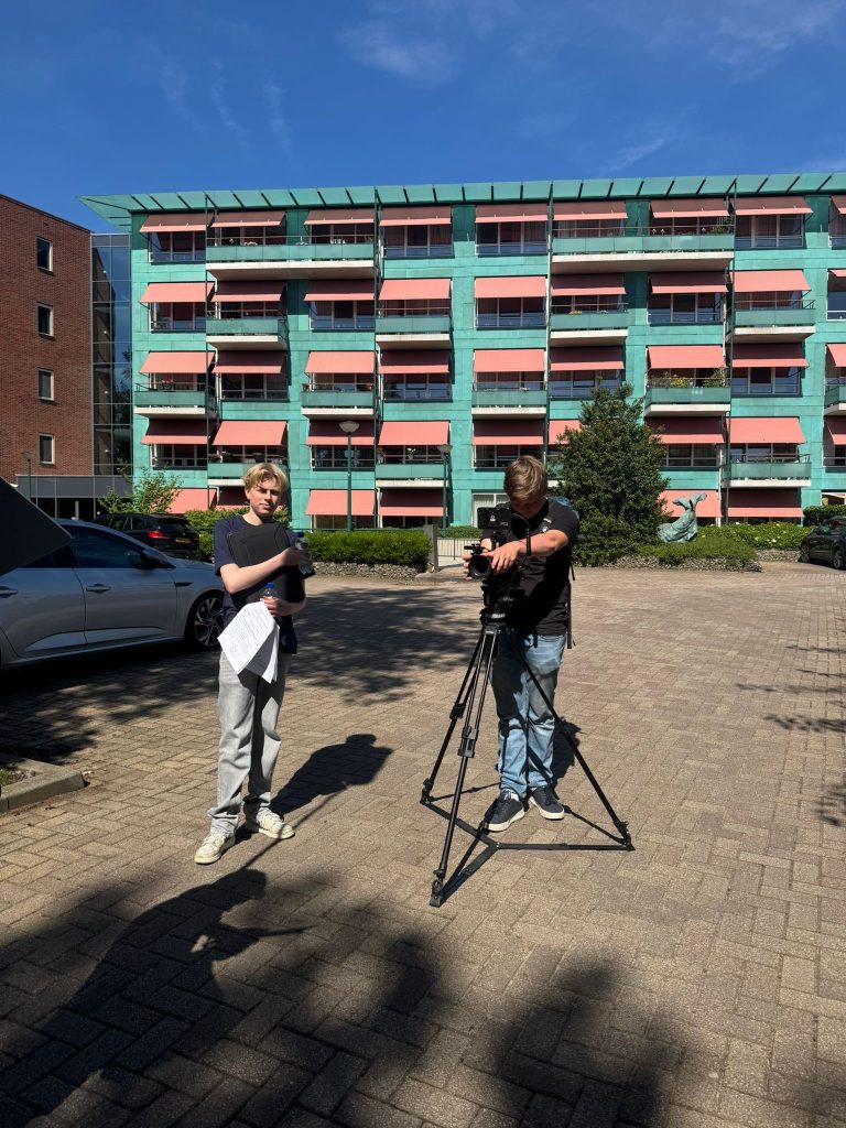 Studenten zetten buiten een AV-productie klaar.